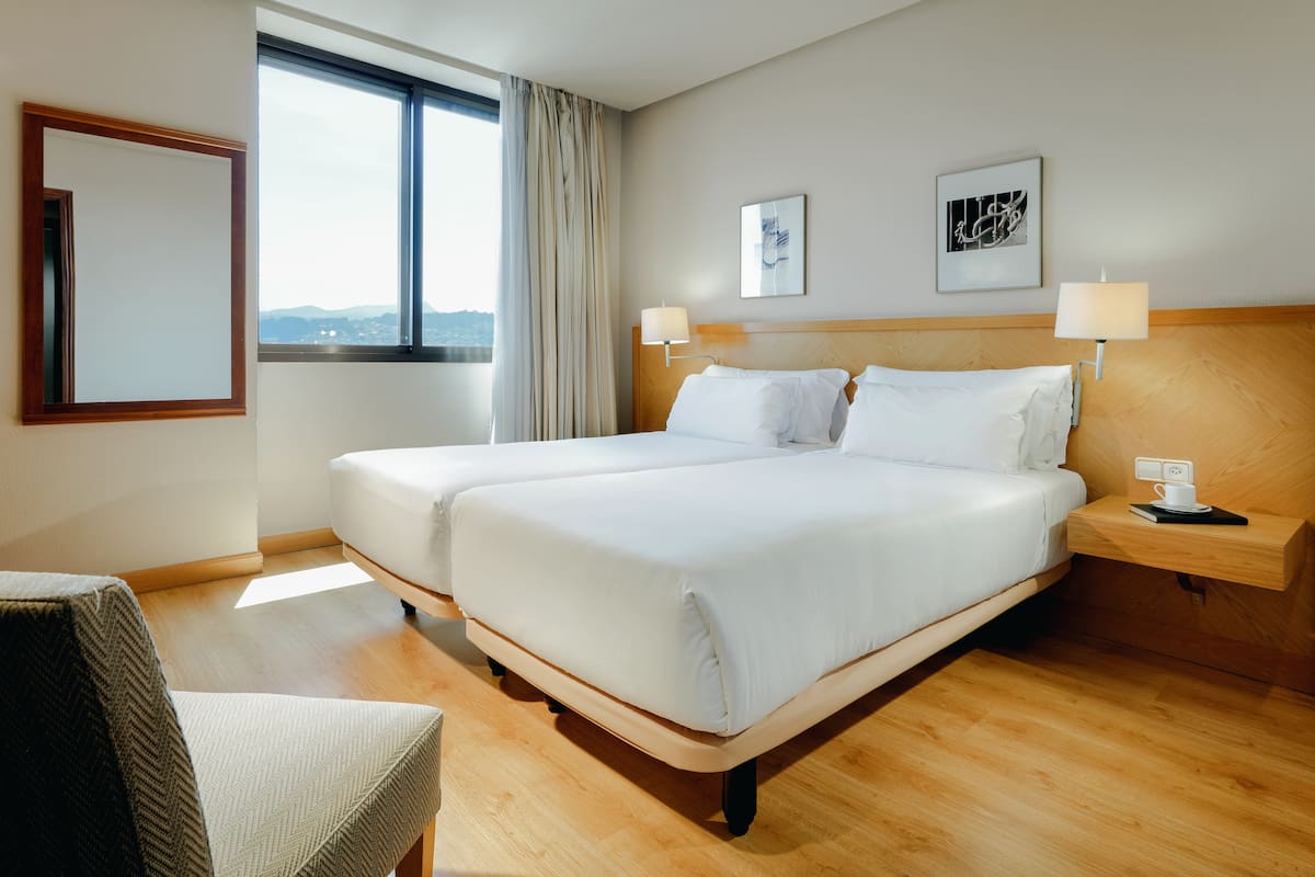 Minibar, két bảo mật tại phòng, bàn