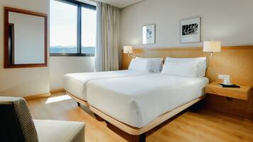 Een minibar, een kluis op de kamer, een bureau, een laptopwerkplek