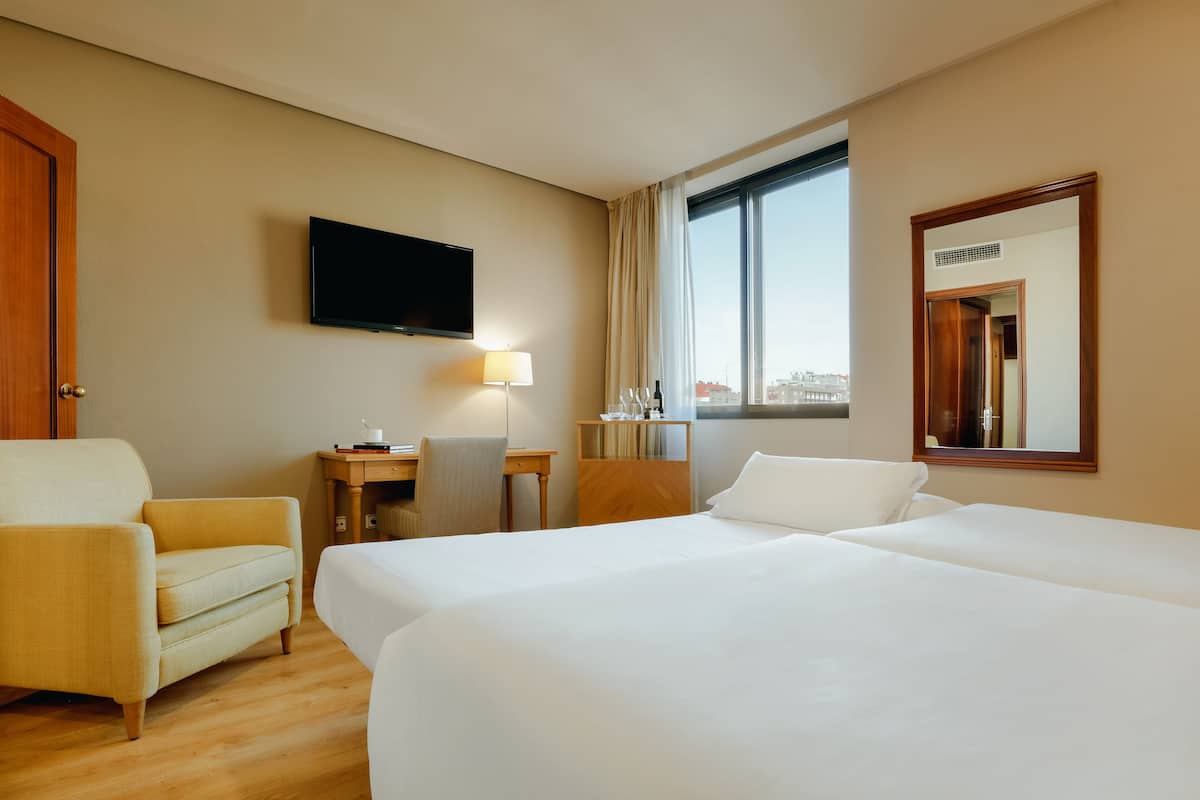 Minibar, két bảo mật tại phòng, bàn