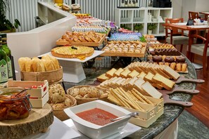 Tägliches Frühstücksbuffet (11.90 EUR pro Person)