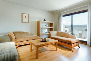 Minibar, in-room safe, desk, laptop workspace - Hesperia Vigo (Vigo)