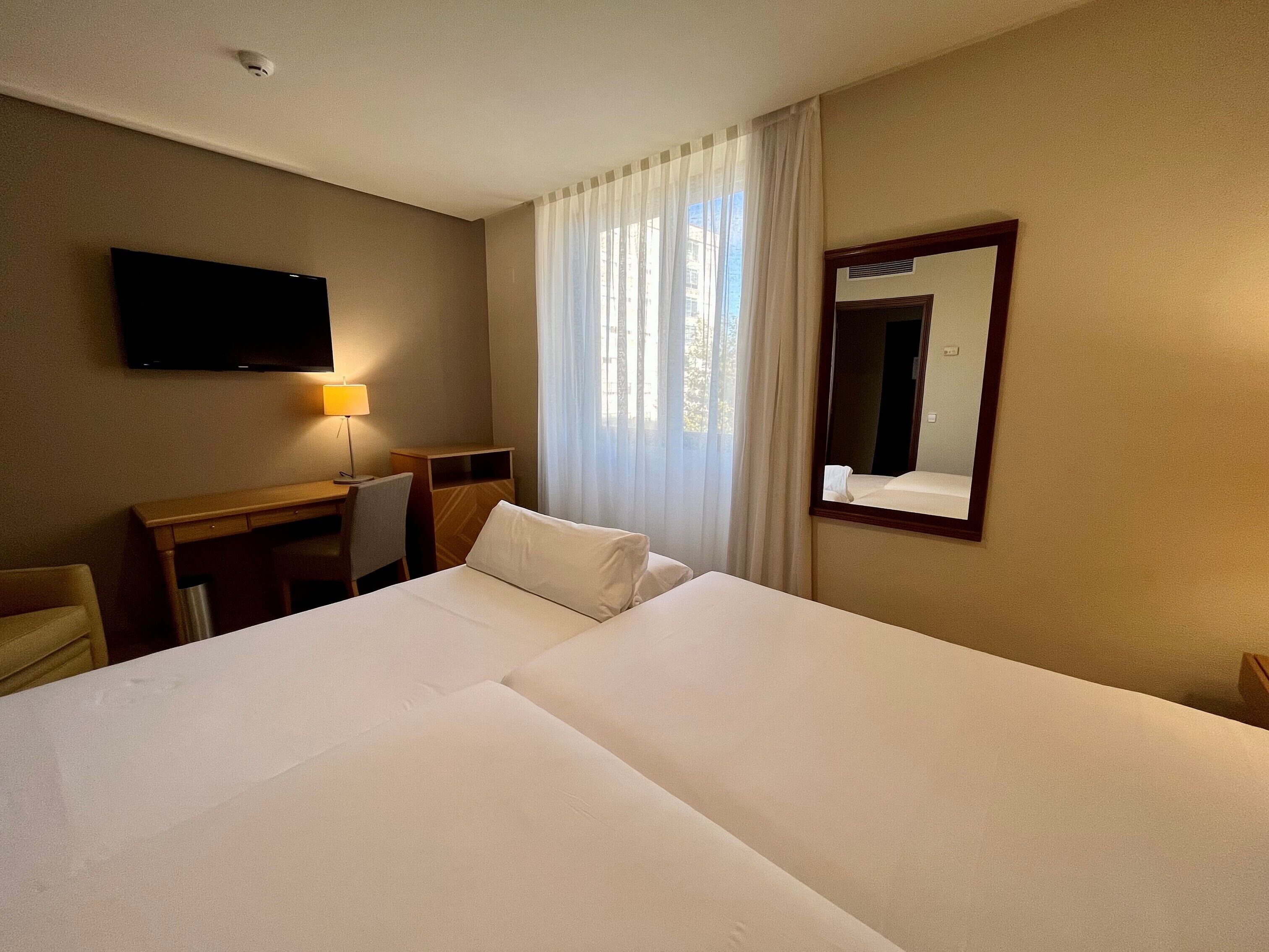 Standardværelse (extra bed 3 adults) | Minibar, pengeskab på værelset, skrivebord