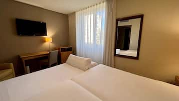 Standardværelse (extra bed 3 adults) | Minibar, pengeskab på værelset, skrivebord