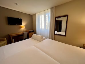 Standard Room (extra bed 3 adults) | Minibar, in-room safe, desk, laptop workspace - Hesperia Vigo (Vigo)