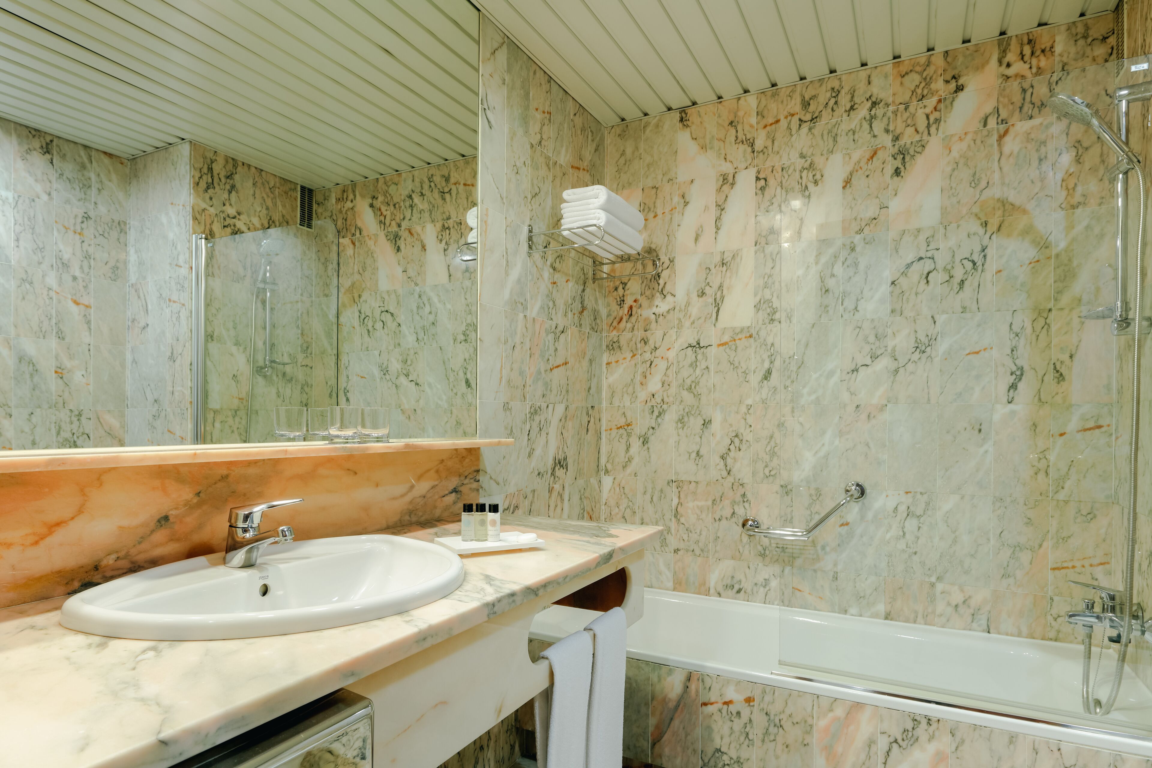 standard room | bathroom | combined shower/bathtub, free toiletries, hair dryer, towels