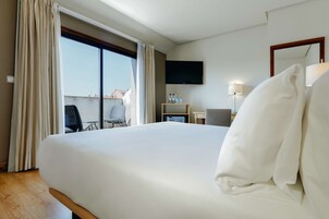 미니바, 객실 내 금고, 책상, 노트북 작업 공간