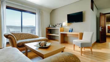Minibar, in-room safe, desk, laptop workspace