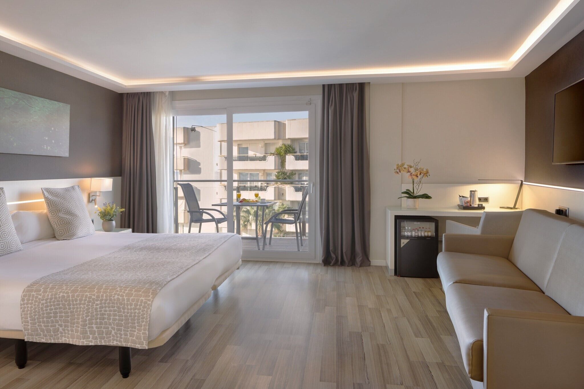 Hypo-allergenic bedding, down comforters, minibar, in-room safe