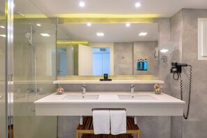 Shower, eco-friendly toiletries, hair dryer, slippers - Hotel Calipolis (Sitges)