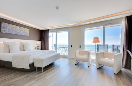 Hypo-allergenic bedding, down comforters, minibar, in-room safe. Hotel Calipolis