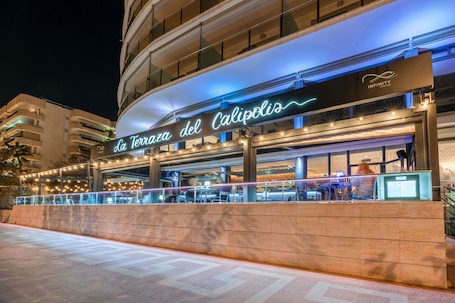Front of property. Hotel Calipolis