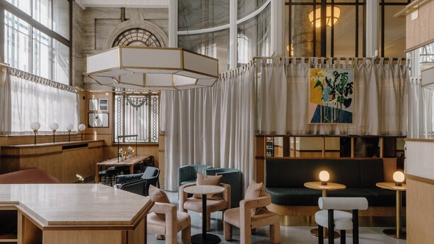 A spacious, elegantly furnished lounge area with high ceilings, large windows, and a modern chandelier. - Club Quarters Hotel London City, London (London)