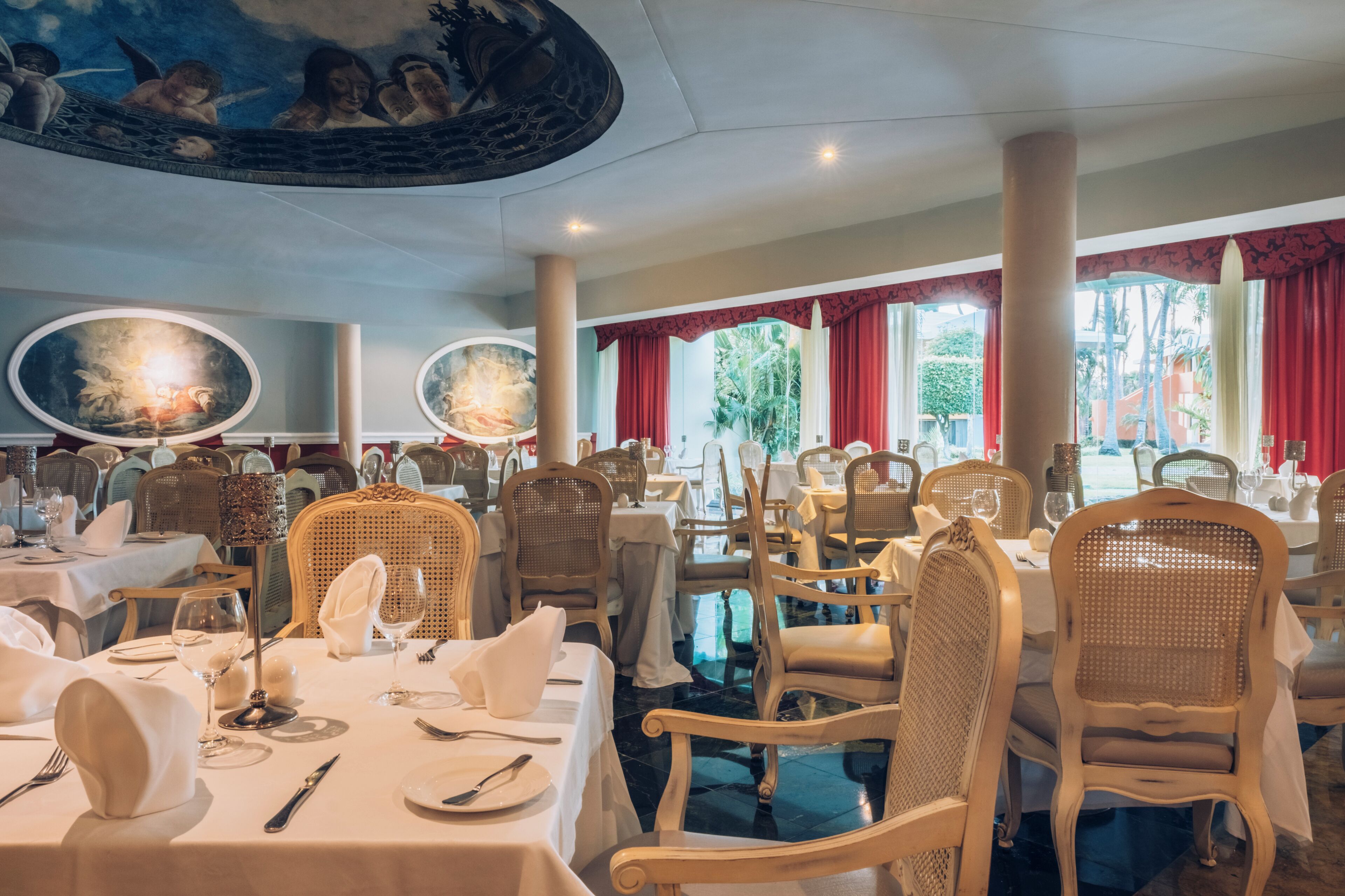 15 restauranter, frokost, lunsj og middag serveres, franske retter