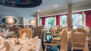 15 restauranter, frokost, lunsj og middag serveres, franske retter