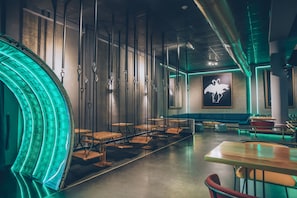 8 Bars/Lounges, Poolbar