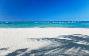 A la platja, gandules de platja i para-sols per a la platja 