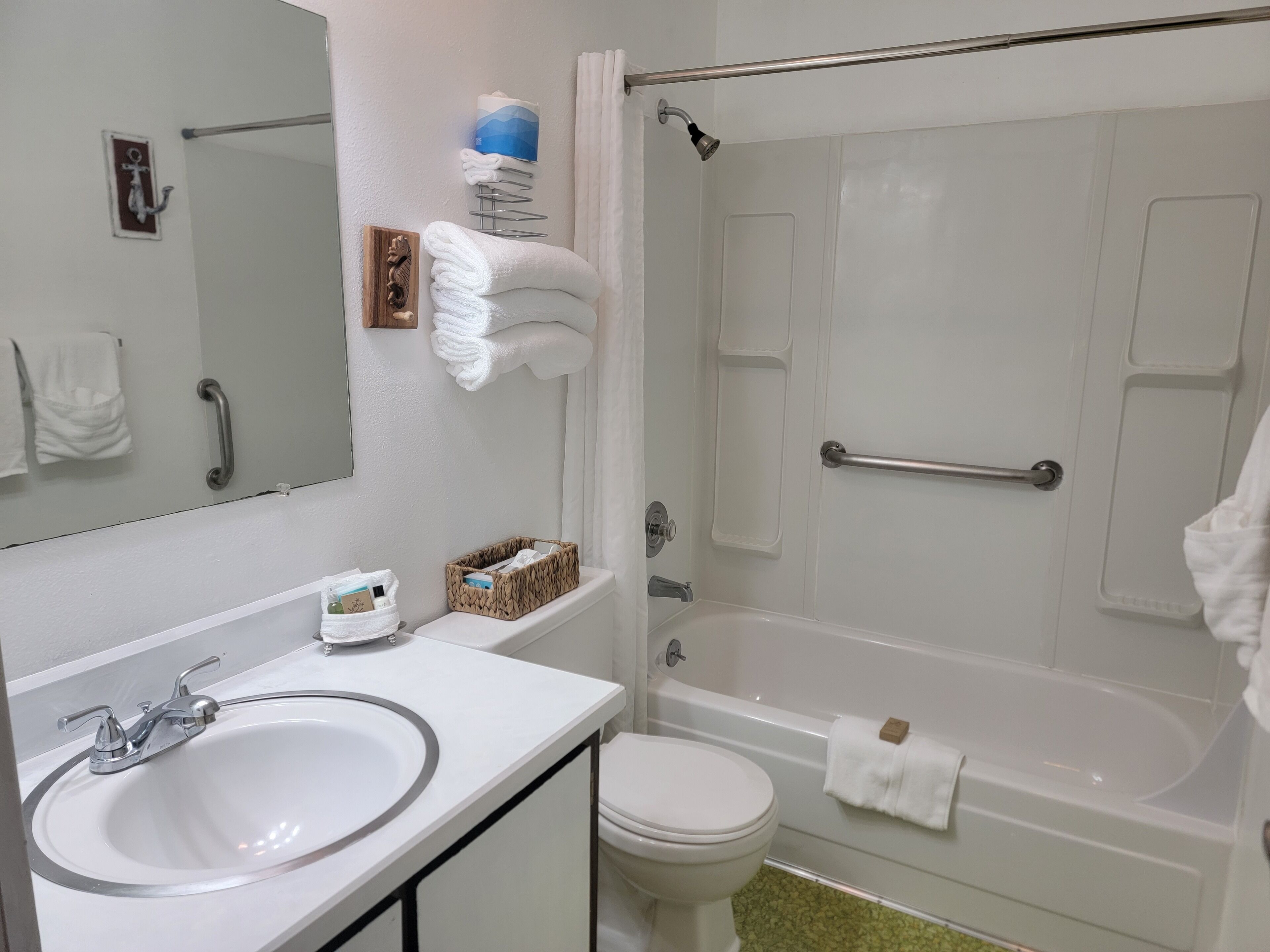 Un baño con lavamanos, inodoro y bañera.