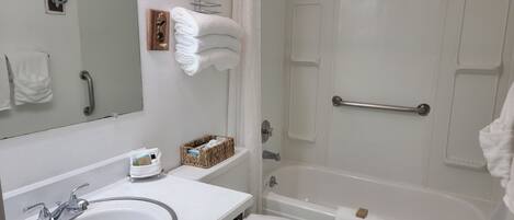 Un baño con lavamanos, inodoro y bañera.