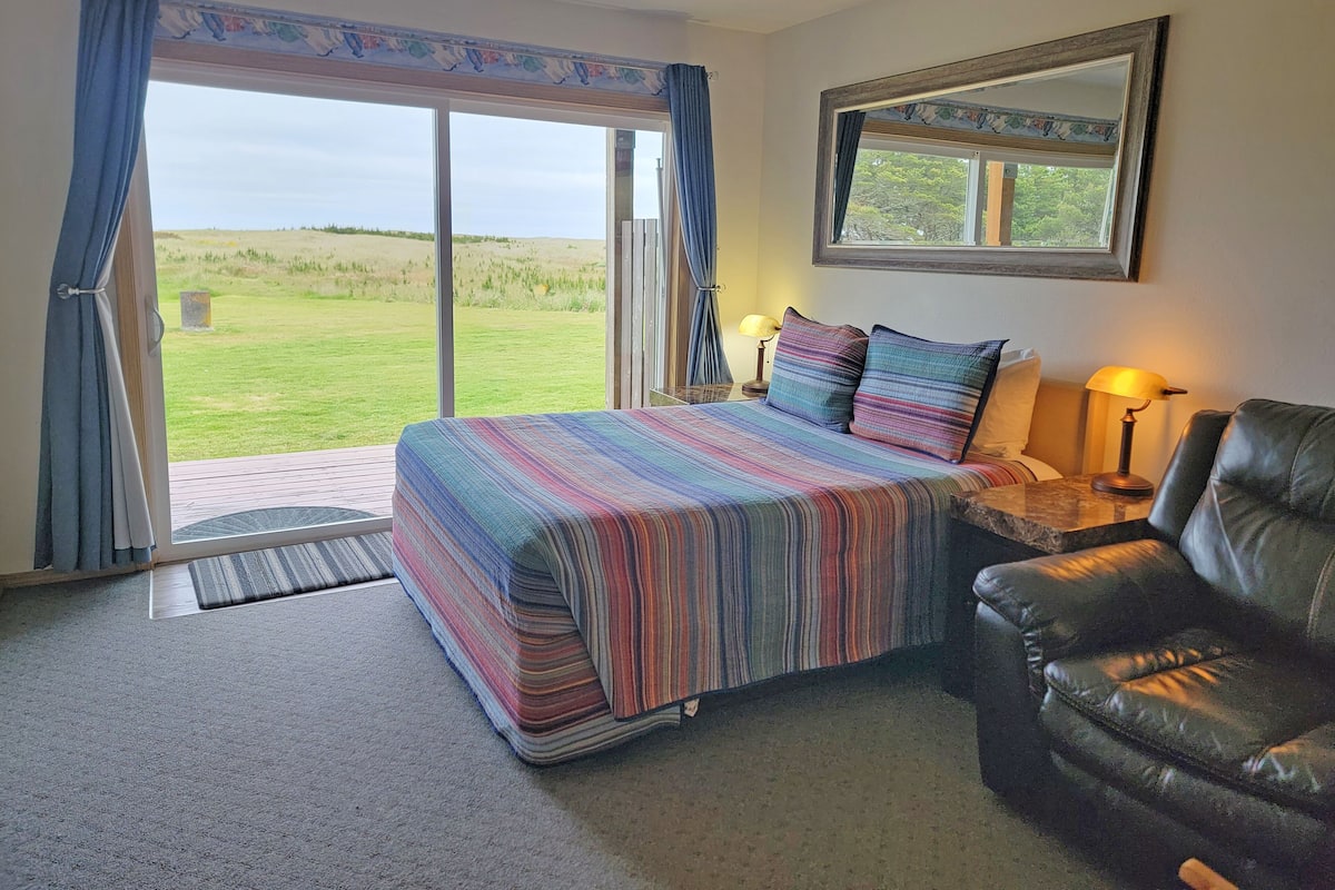 Deluxe Condo (1st Floor, Dog Friendly, Dunes View) | 1 bedroom, desk, laptop workspace, blackout drapes