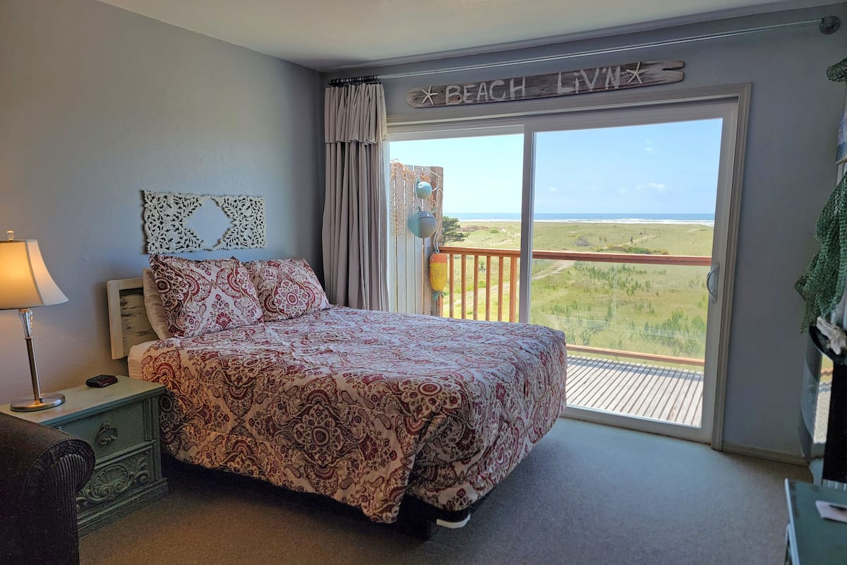 Deluxe Condo, Balcony, Ocean View (3rd Floor, Dog Friendly) | 1 bedroom, desk, laptop workspace, blackout drapes