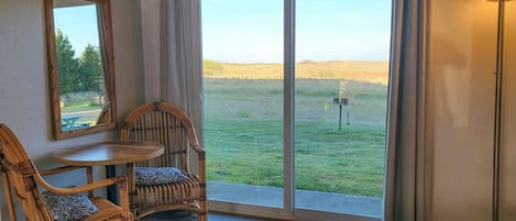 1 habitación, escritorio y espacio para trabajar con laptop