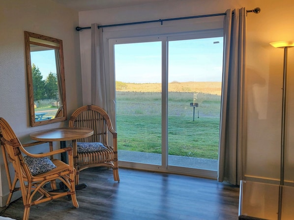 Työpöytä, kannettavalle tietokoneelle sopiva työtila, pimennysverhot