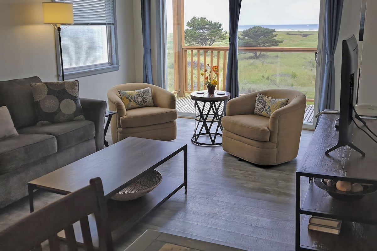 Deluxe Condo, Balcony, Ocean View (3rd Floor) | 1 bedroom, desk, laptop workspace, blackout drapes