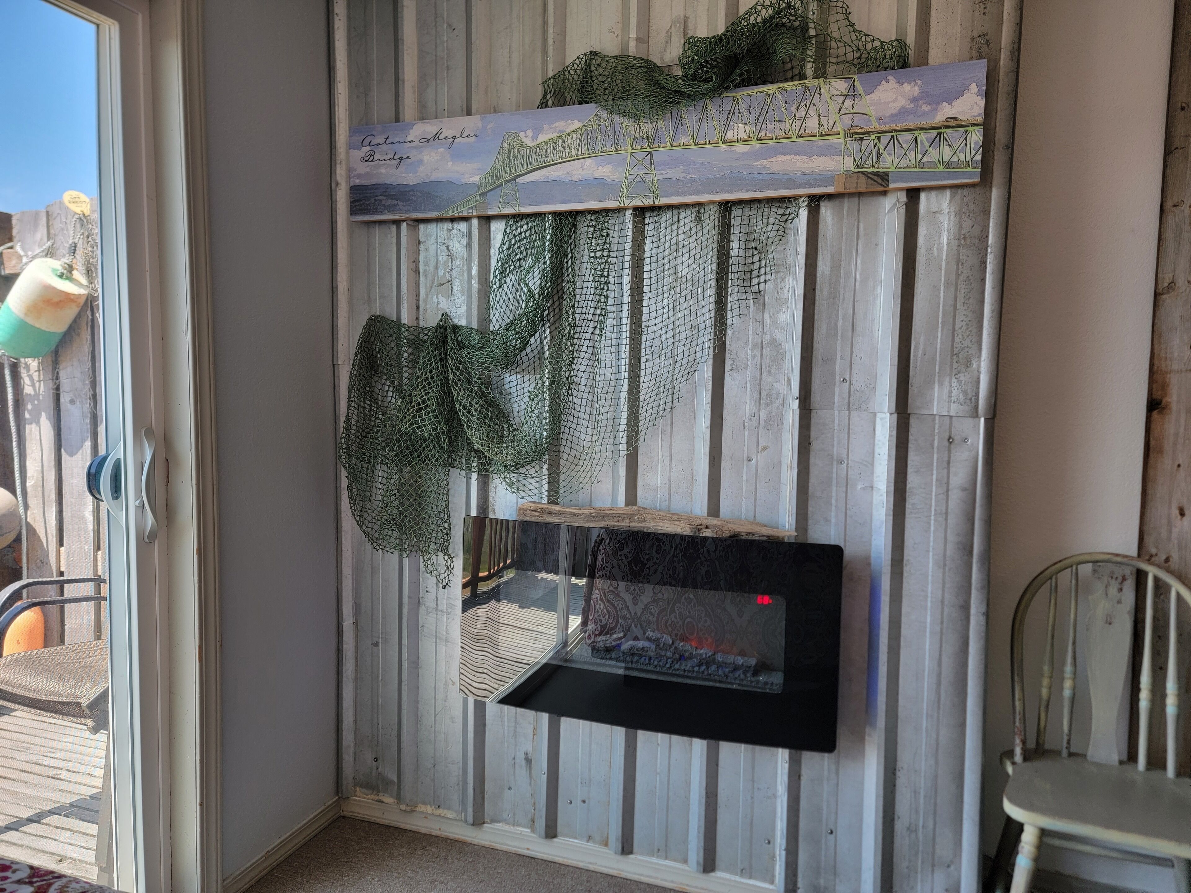 Un interior rústico con una pared de madera, un televisor montado y una decoración con encaje.