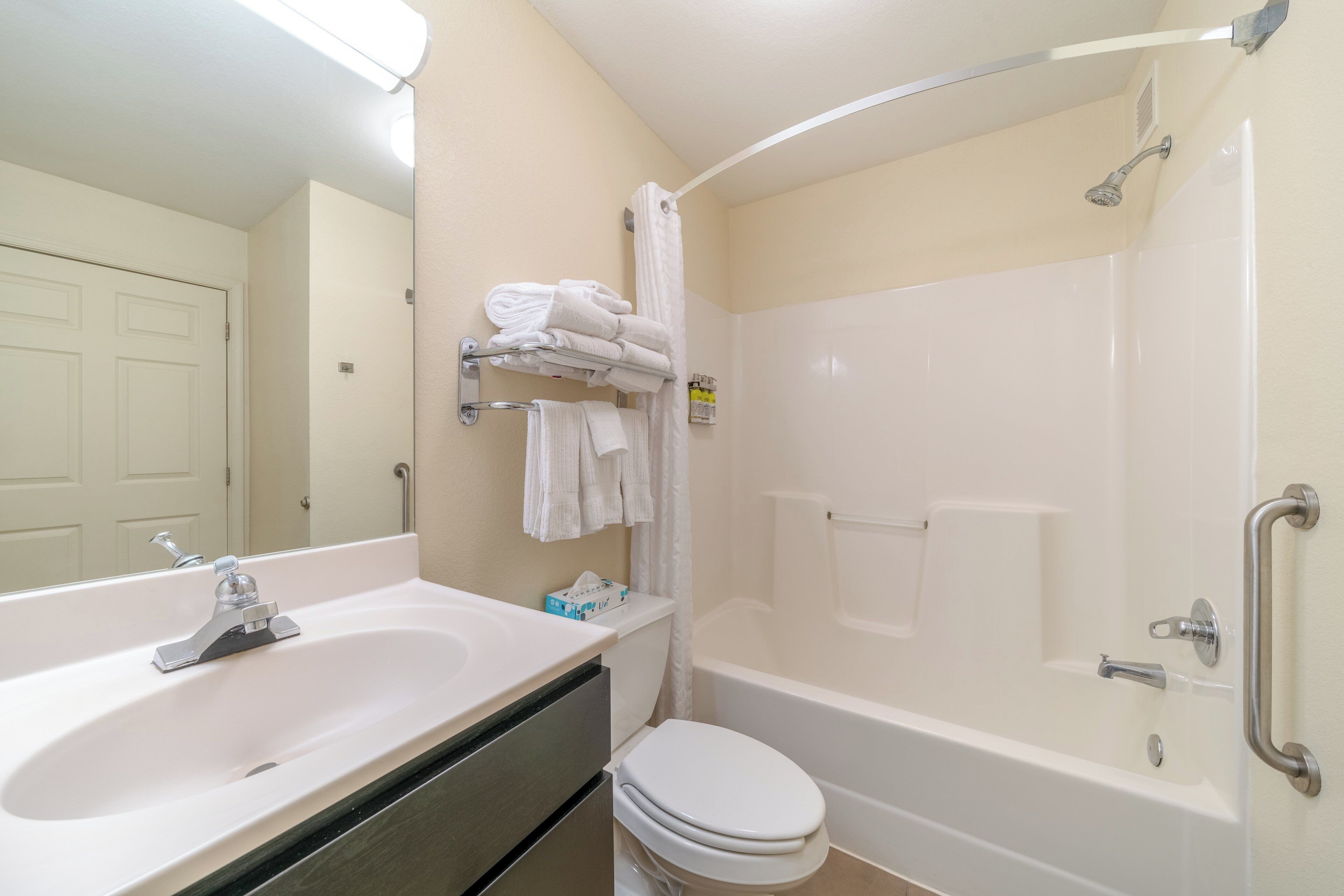 Suite, 1 habitación | Baño | Ducha y bañera combinadas y artículos de higiene personal gratuitos