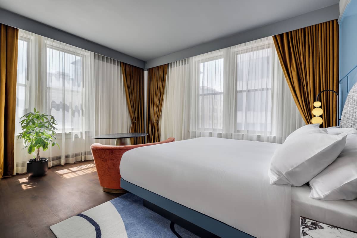 Suite, 1 Katil Raja (King), Non Smoking | Peralatan tempat tidur premium, peti besi dalam bilik, meja