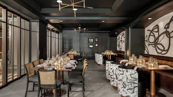 2 restaurantes; se sirven desayunos, comidas y cenas