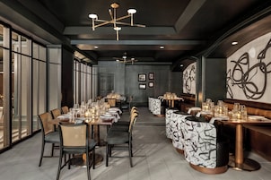 2 restaurantes; se sirve desayuno, almuerzo y cena