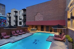 Outdoor pool, open 5:00 AM to 10:00 PM, pool loungers - The Gunter Hotel San Antonio Riverwalk (San Antonio)