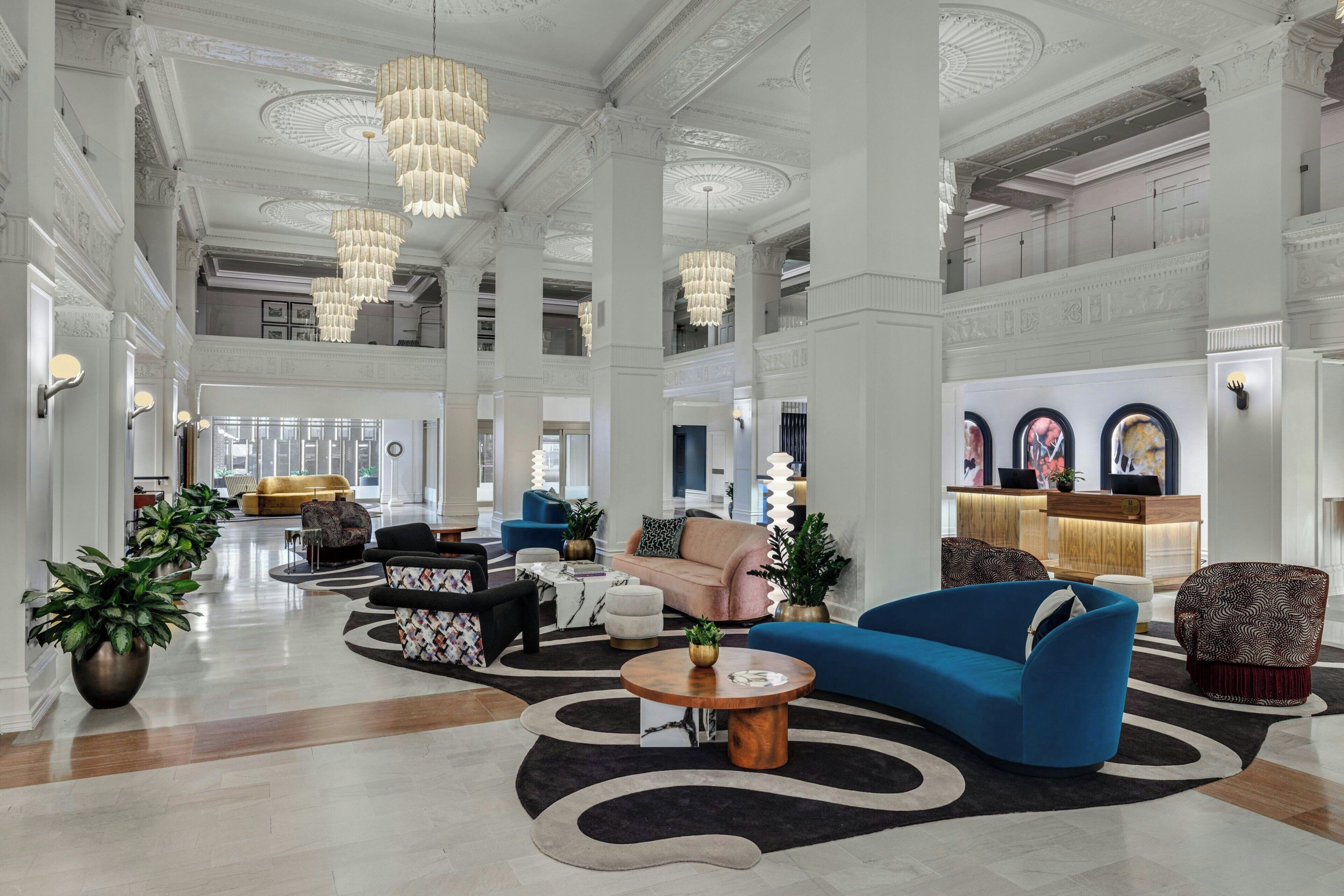 2 bars/lounges