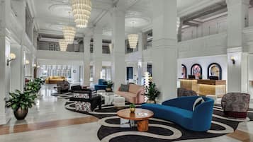 2 bars/lounges