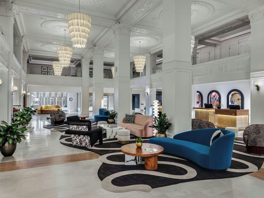 2 bars/lounges