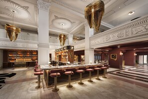 2 bars/lounges, cocktail bar
