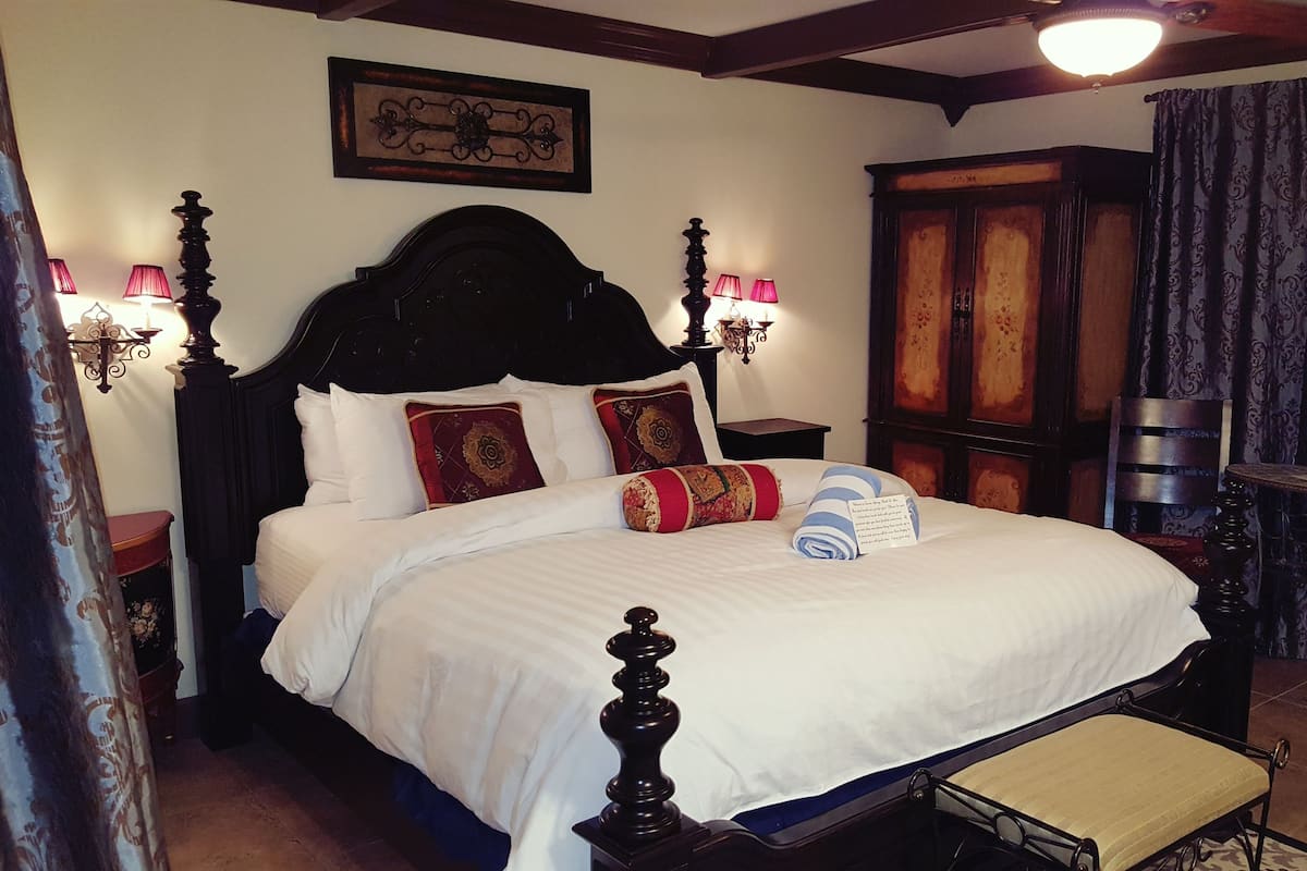 Standard Room, 1 Katil Raja (King), Garden Area | Peralatan tempat tidur premium, gebar bulu kapas, meja, kalis bunyi 