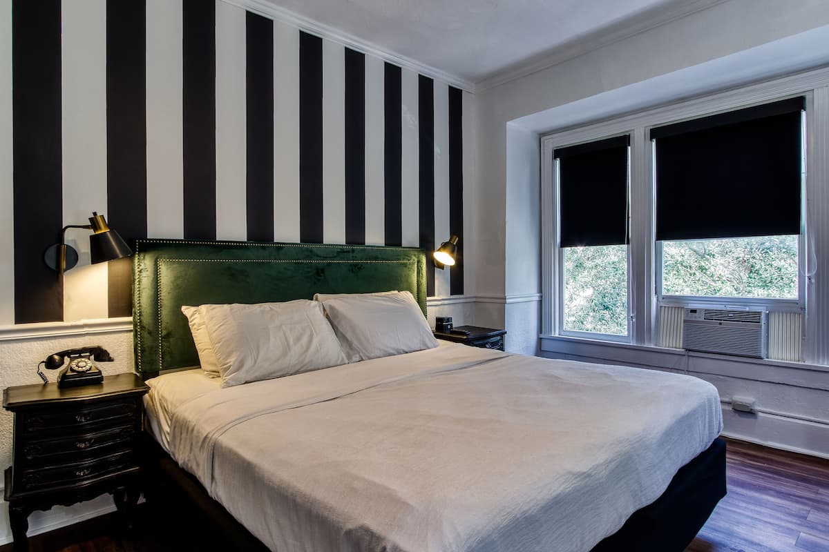 Habitación estándar, 1 cama King size | Tabla de planchar con plancha, wifi y ropa de cama