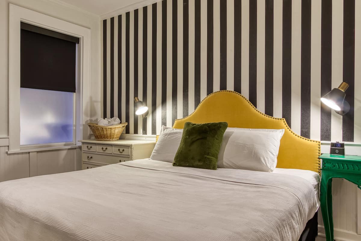 Habitación Deluxe, 1 cama King size | Tabla de planchar con plancha, wifi y ropa de cama