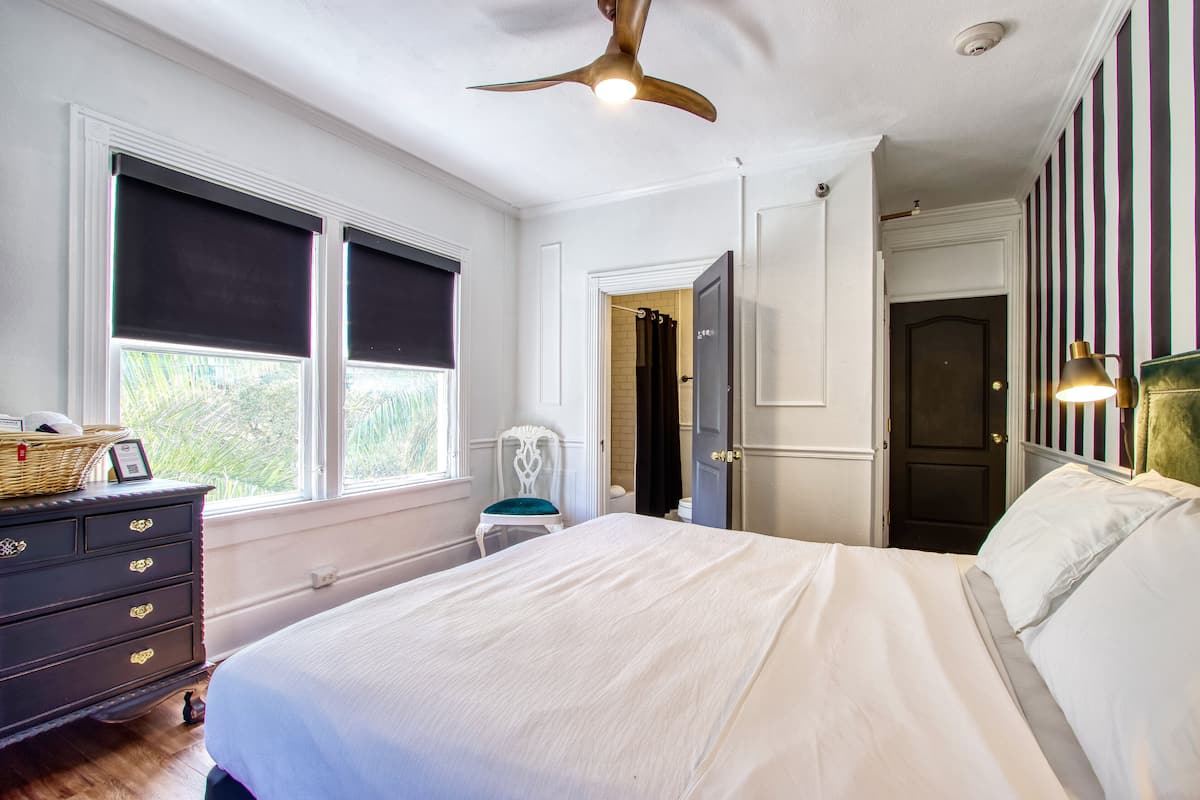 Deluxe Room, 1 King Bed | Desk, iron/ironing board, WiFi, bed sheets