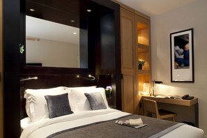 Ropa de cama de alta calidad y minibar 