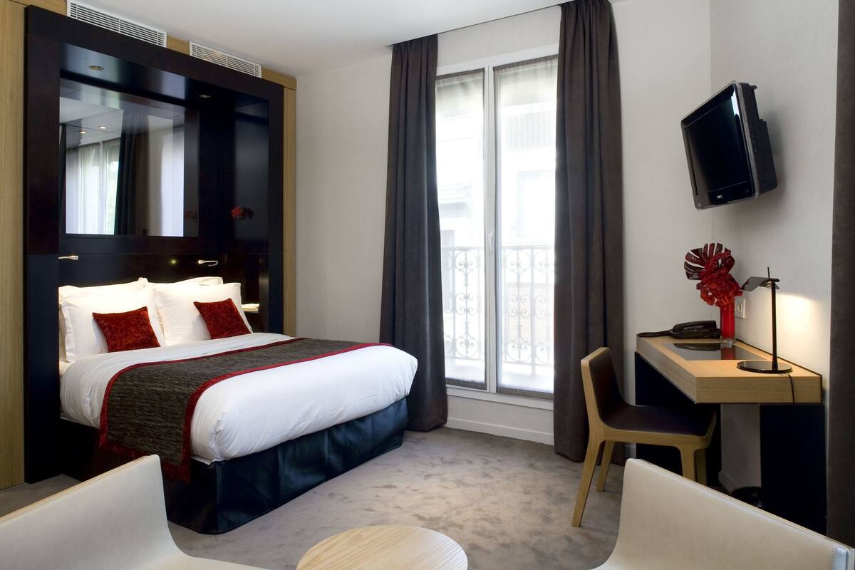 ห้องดีลักซ์ดับเบิล | เครื่องนอนระดับพรีเมียม, มินิบาร์, ตู้นิรภัยในห้องพัก, โต๊ะทำงาน