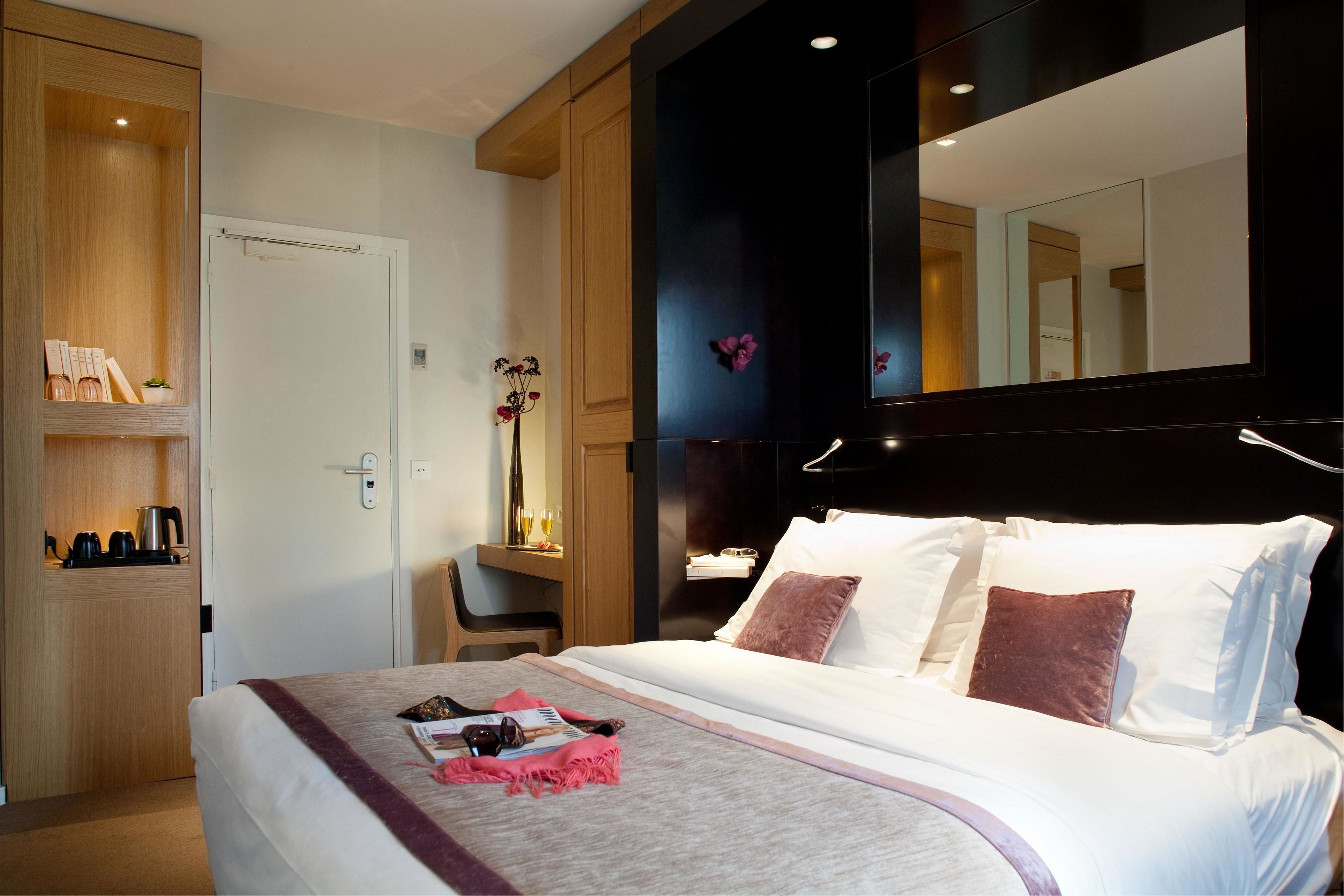 deluxe double room | premium bedding, minibar, in-room safe, desk