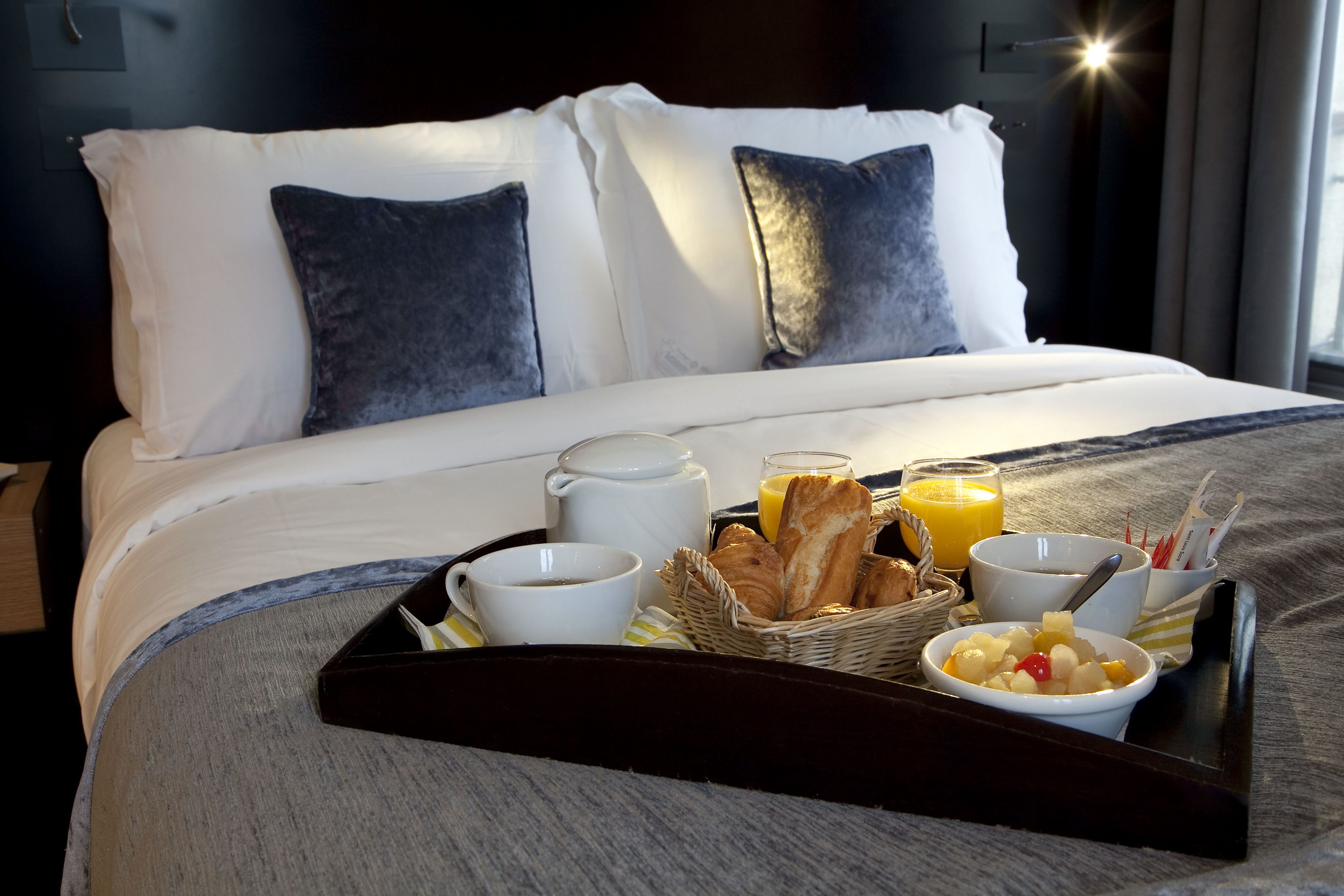 comfort room | premium bedding, minibar, in-room safe, desk