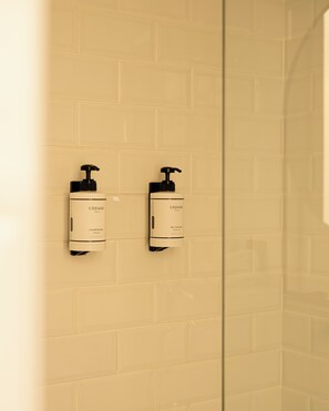 Free toiletries, hair dryer, towels, soap - 9Hotel Bastille - Lyon (Paris)