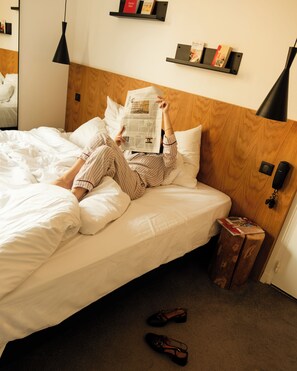 書桌、免費 Wi-Fi、床單