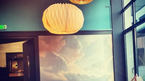 A room with a large window, a blue sofa, a wooden chair, and two hanging paper lanterns. -  Hotelo Lyon Ainay (Lyon)