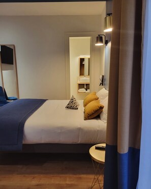 Superior Double Room | 1 bedroom, desk, soundproofing, iron/ironing board