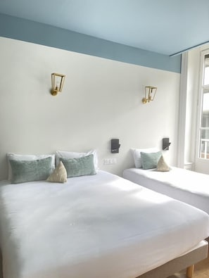 Een bureau, geluiddichte muren, een strijkplank/strijkijzer, gratis wifi